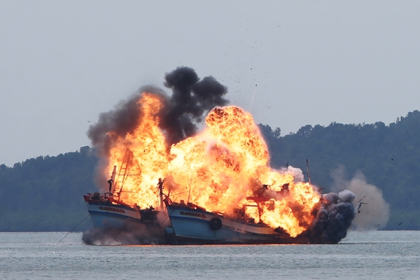 Peledakan Kapal Asing di Batam
