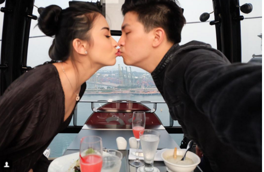 Momen Romantis Chelsea dan Glenn Natal di Kapal Pesiar