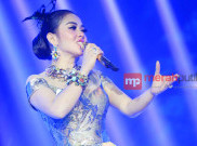 Keseruan Syahrini Liburan di Swiss 