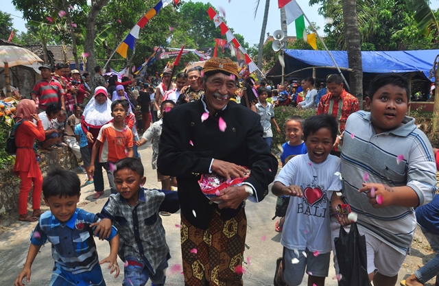Udik-Udik, Tradisi Sebar Uang Sebagai Simbol Rasa Syukur