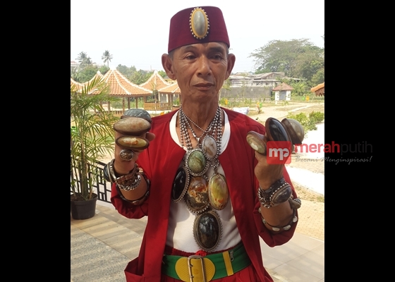 Engkong Salim, Si Manusia Batu Akik
