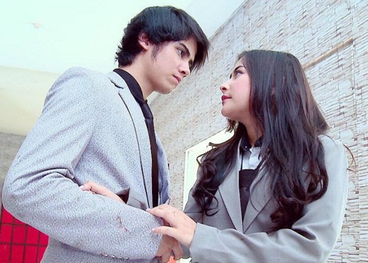 Romantis, Aliando Peluk Mesra Prilly di Tengah Hujan
