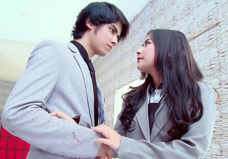 Romantis, Aliando Peluk Mesra Prilly di Tengah Hujan