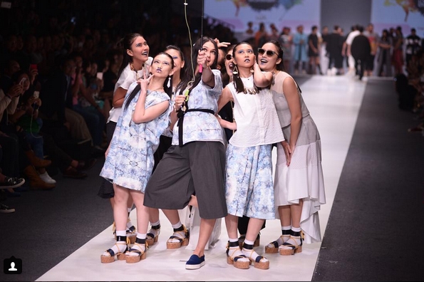 Aksi Catwalk Syahnaz Sadiqah di Jakarta Fashion Week