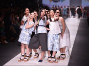 Aksi Catwalk Syahnaz Sadiqah di Jakarta Fashion Week