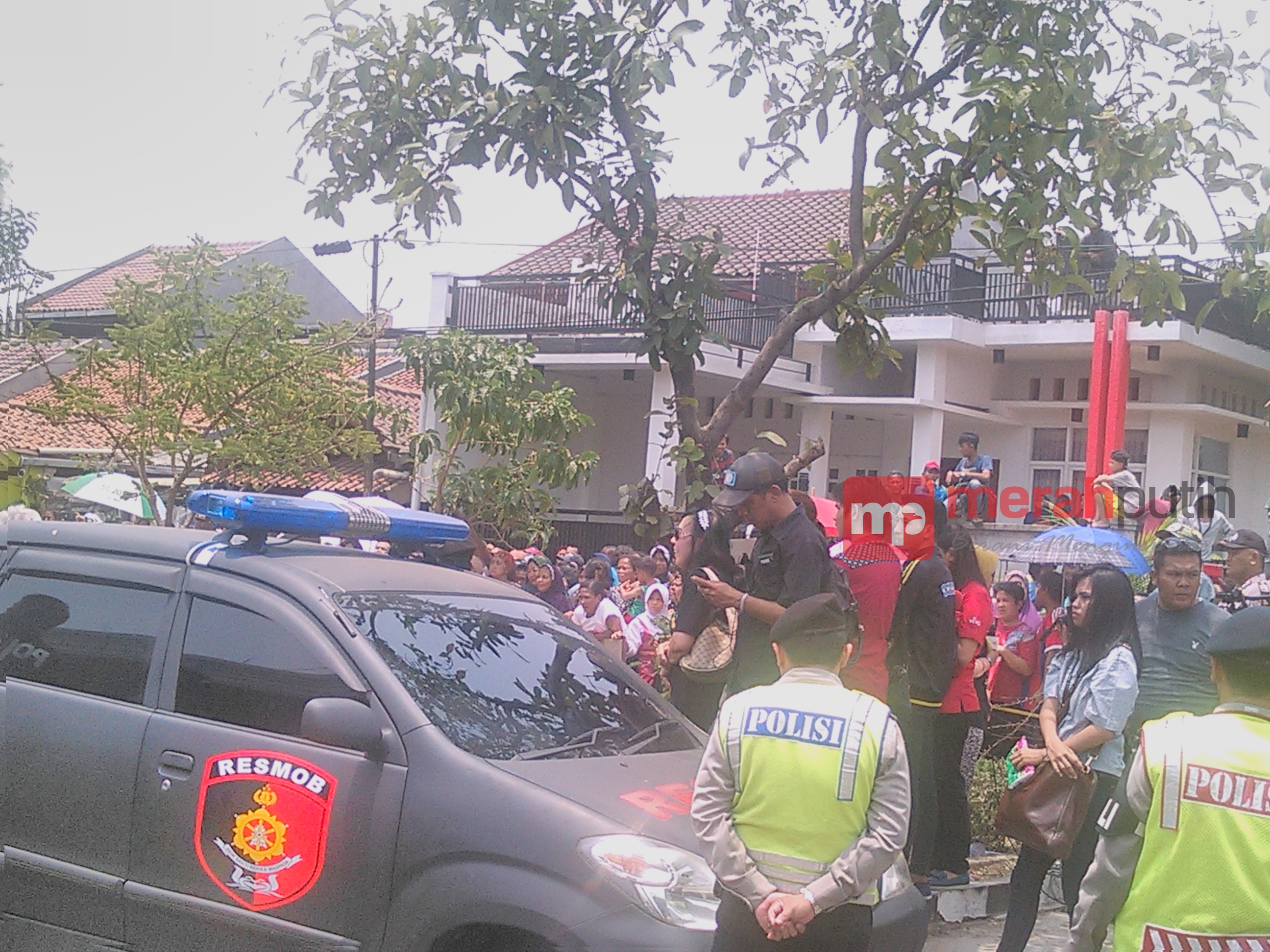 Warga Padati Lokasi Rekonstruksi Pembunuhan Ibu dan Anak