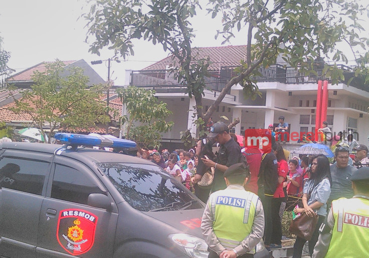 Warga Padati Lokasi Rekonstruksi Pembunuhan Ibu dan Anak