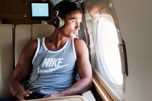 Headphone Spesial Cristiano Ronaldo Siap Pesan