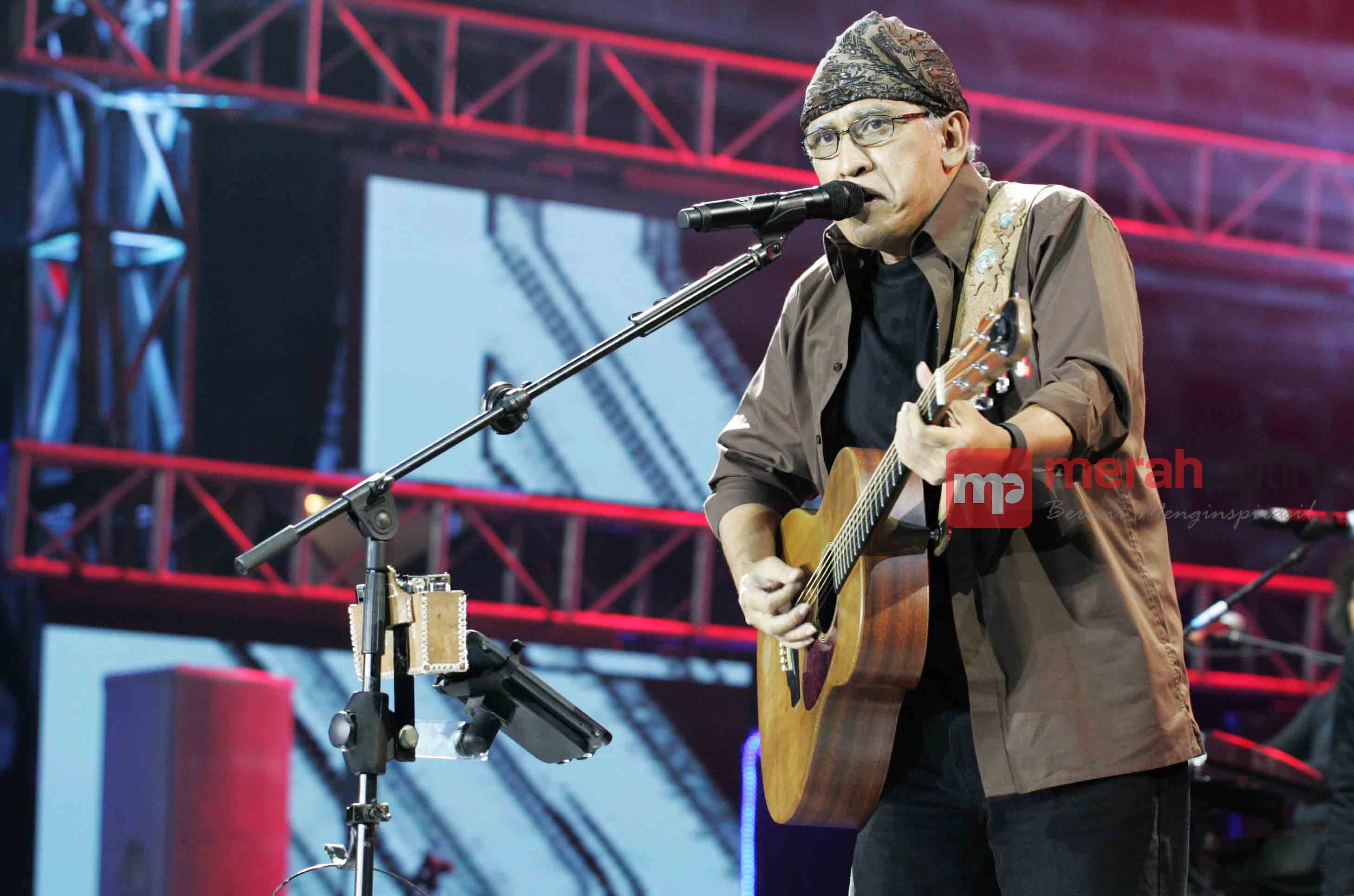 Tuding Elite Politik Tukang Fitnah, Iwan Fals Bela Jokowi