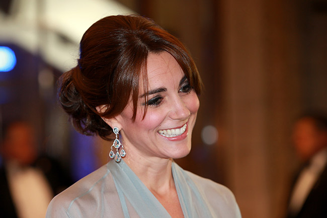 Tak Pakai Bra, Kate Middleton Tetap Anggun