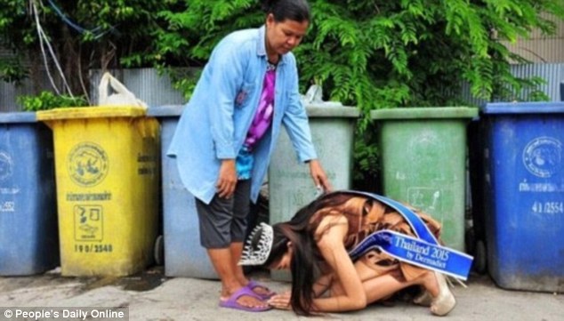 Ratu Kecantikan di Thailand Cium Kaki Ibunya yang Pemulung