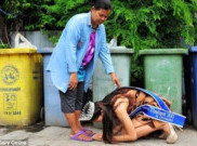 Ratu Kecantikan di Thailand Cium Kaki Ibunya yang Pemulung