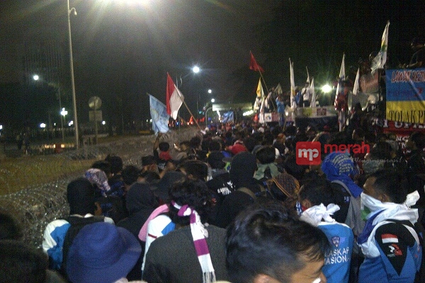 Disuruh Bubar, Para Buruh Terlihat Santai