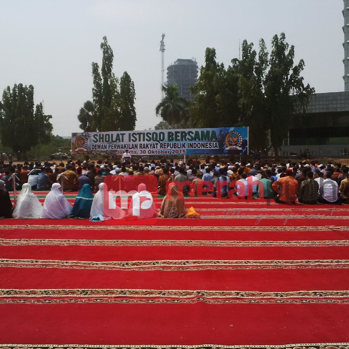 Ratusan Anggota DPR Salat Istisqa