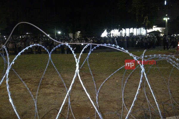 Massa Buruh Masih Bertahan di Istana Negara