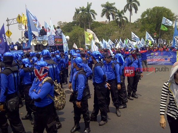 Orator Suruh Pulang Massa Demo yang Takut Terik Matahari