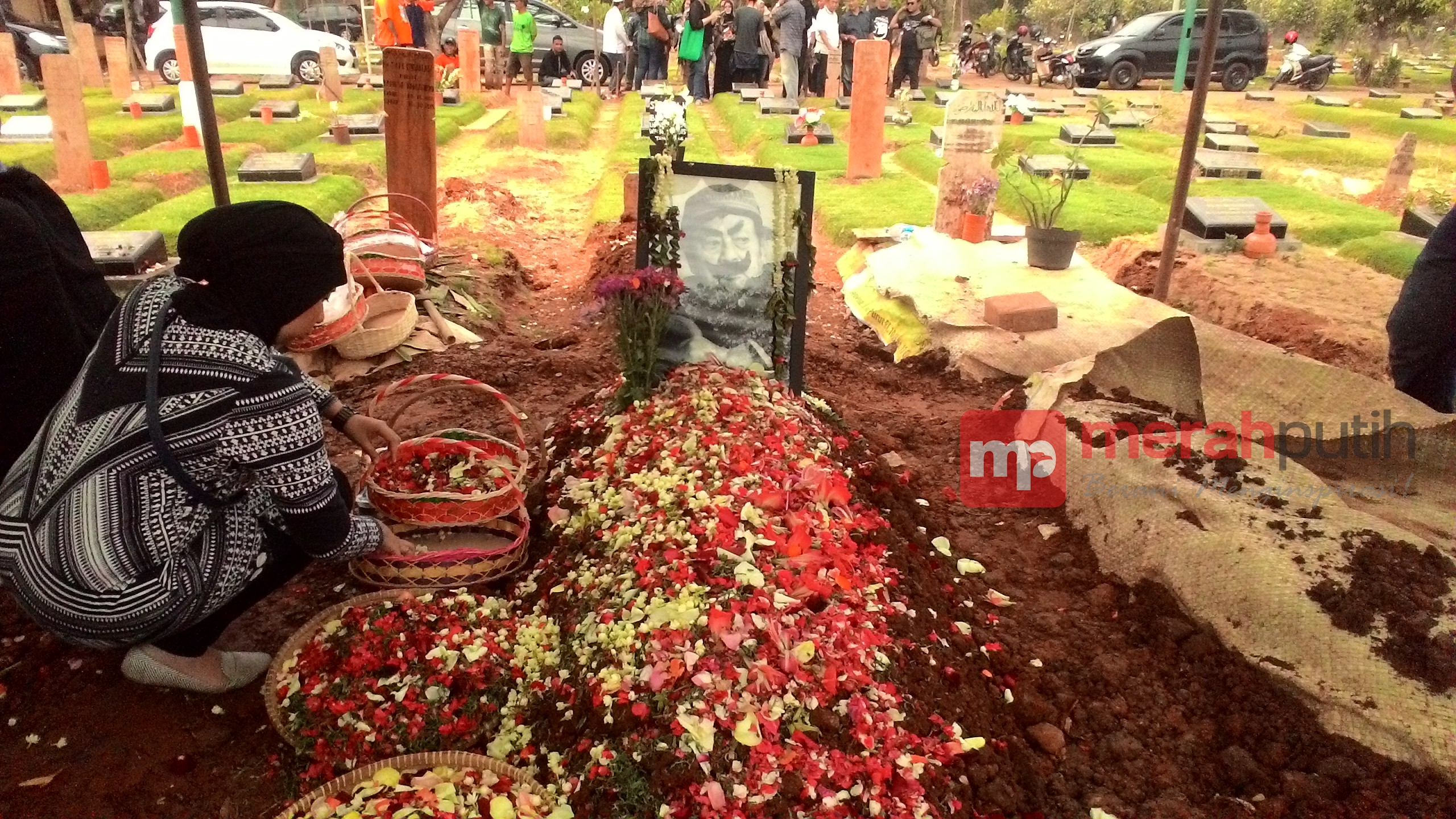 Kaya Prestasi, Pemakaman Pak Raden Sepi Pelayat