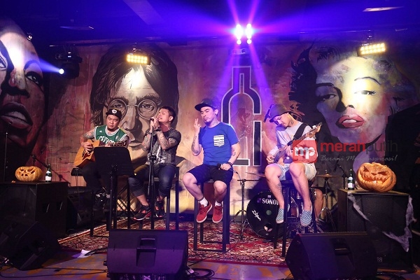 Saint Loco Gemparkan Clique Kitchen and Bar