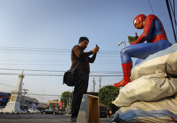 Spiderman Bergigi Tonggos Ramaikan Jogja Street Sclupture