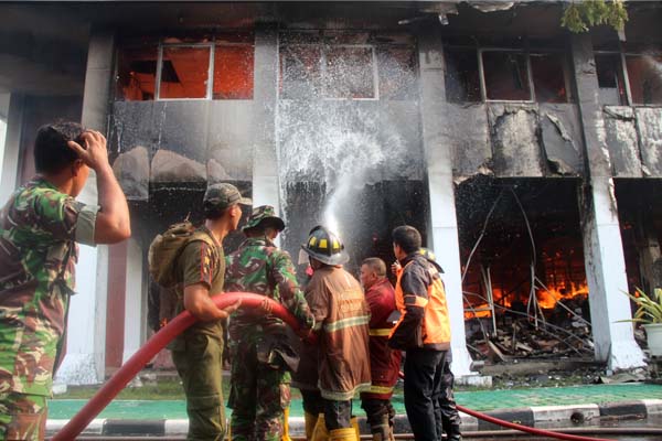Kebakaran Hutan Mulai Reda, Kantor Gubernur Kalteng Dibakar?