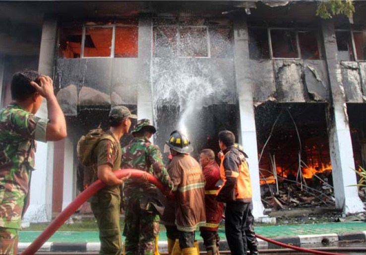 Kebakaran Hutan Mulai Reda, Kantor Gubernur Kalteng Dibakar?