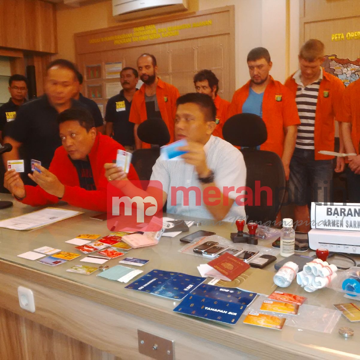 Polisi Bongkar Jaringan Pembobol Rekening dan Pemalsu Dokumen Internasional