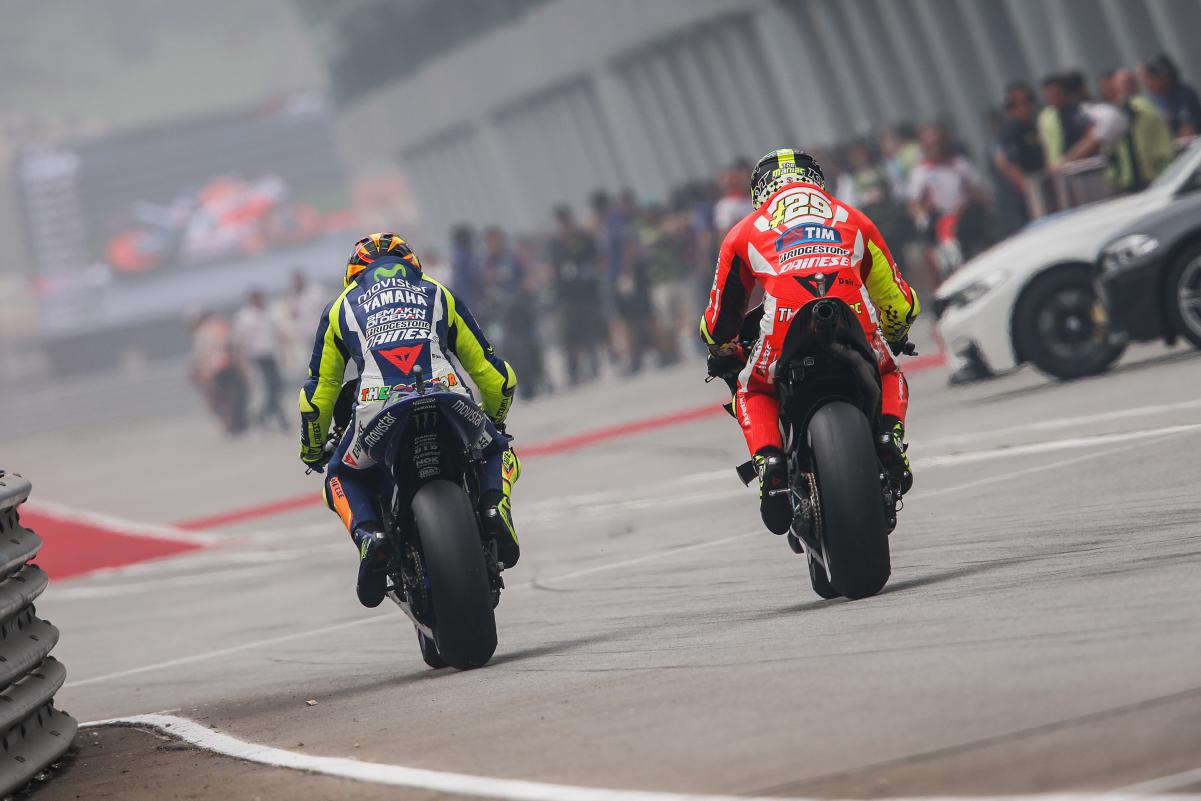 Andrea Iannone Siap Bantu Valentino Rossi di Valencia