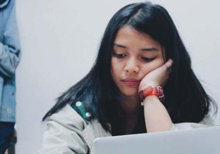 Aksi Intan, Relawan Cantik Padamkan Kebakaran Hutan