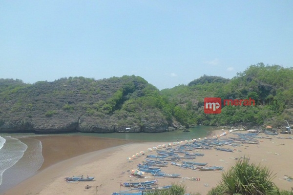 Pedagang Keluhkan Pengelolaan Pantai Baron Yogyakarta