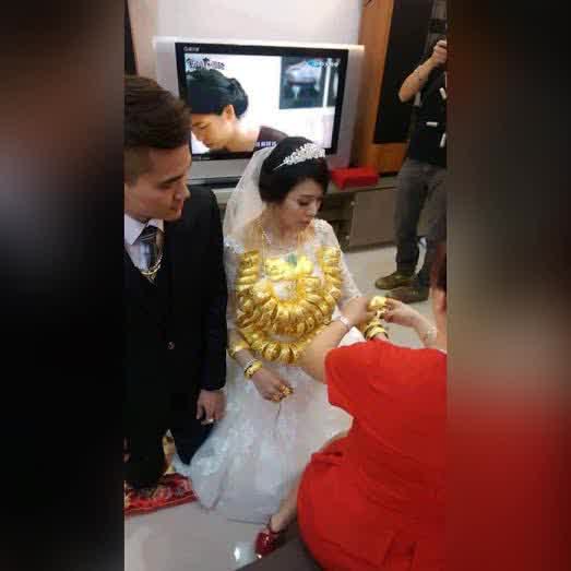 Bikin Iri, TKW Cantik Dilamar dengan Mahar Emas 1 Toko