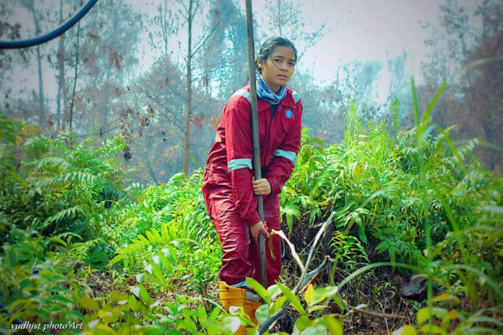 Intan, Relawan Cantik Penerjang Kebakaran Hutan Kalimantan