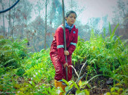 Intan, Relawan Cantik Penerjang Kebakaran Hutan Kalimantan
