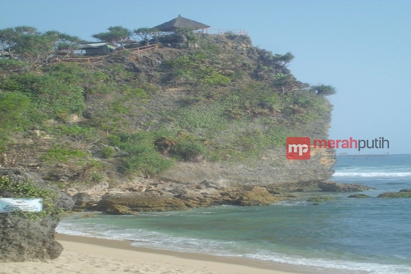 Nikmati Sensasi Tebing Karang di Pantai Pok Tunggal Yogyakarta