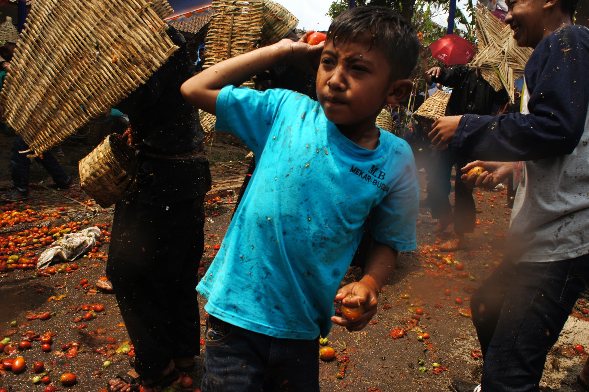 Ritual Perang Tomat saat Ruwatan Bumi Kampung Cikareumbi