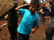 Ritual Perang Tomat saat Ruwatan Bumi Kampung Cikareumbi