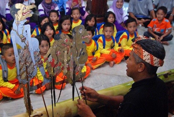 Kota Serang Malam Ini Dibombardir Dua Pertunjukan Wayang Di Tempat Berbeda