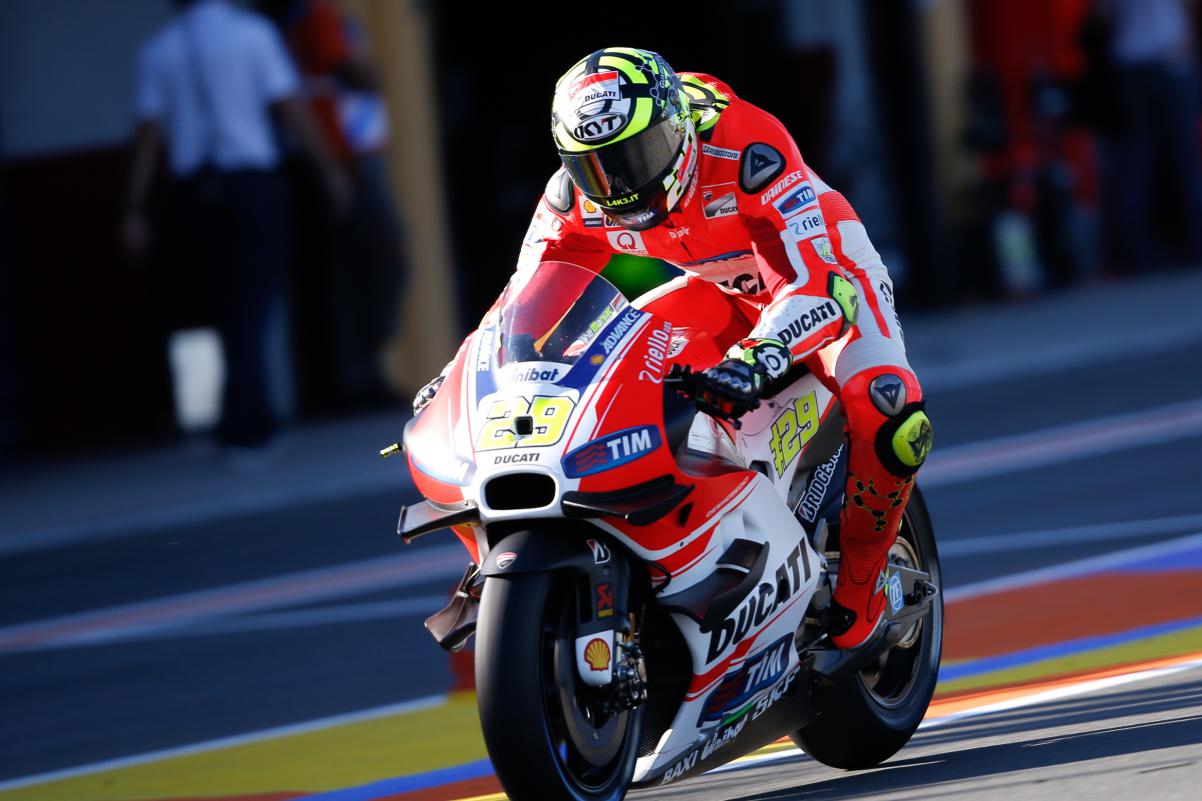 Andrea Iannone Bantah Bakal Bantu Valentino Rossi