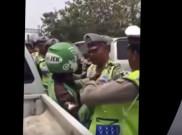 Video Oknum Polisi Keroyok Driver Go-Jek
