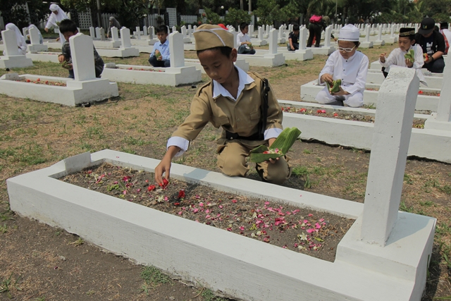 Ziarah Peringati Hari Pahlawan di Berbagai Kota