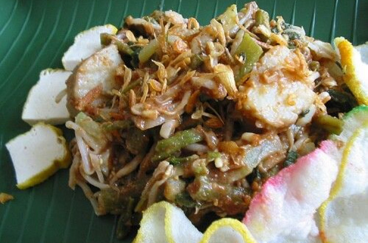 Berburu Nikmatnya Lotek Spesial, Kuliner Legendaris di Bandung