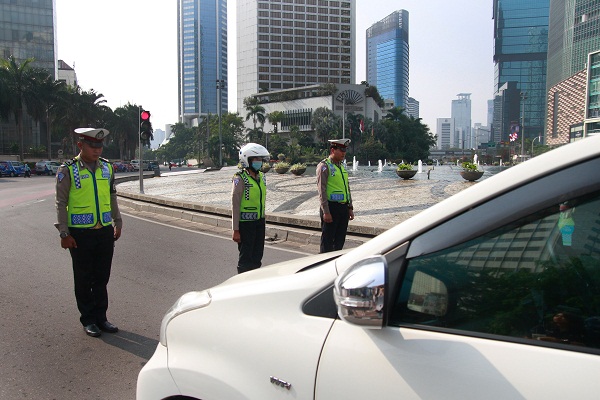 Hari Pahlawan, Polisi Hentikan Pengendara untuk Heningkan Cipta