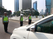 Hari Pahlawan, Polisi Hentikan Pengendara untuk Heningkan Cipta