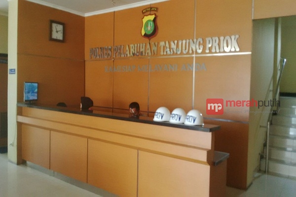 Mayat Penuh Luka Tusuk Mengapung di Muara Baru