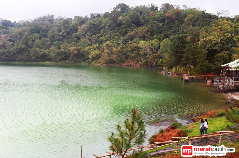 Keindahan Danau Linow yang Miliki 3 Warna Air Menawan