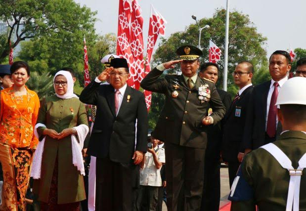 Ditemani Pangdam Jaya, Wapres JK Tabur Bunga di Makam Pahlawan