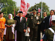 Ditemani Pangdam Jaya, Wapres JK Tabur Bunga di Makam Pahlawan 