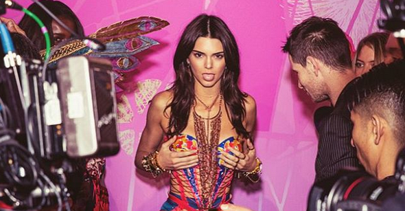 Gugup, Kendall Jenner Tampil Maksimal di Victoria Secret Fashion Show