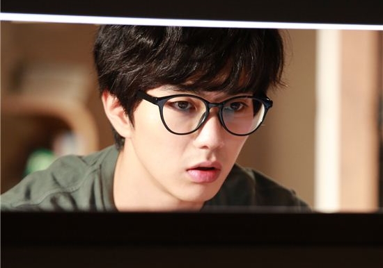 Yoo Seung Ho Jadi Pria Tampan yang Intelek di Drama