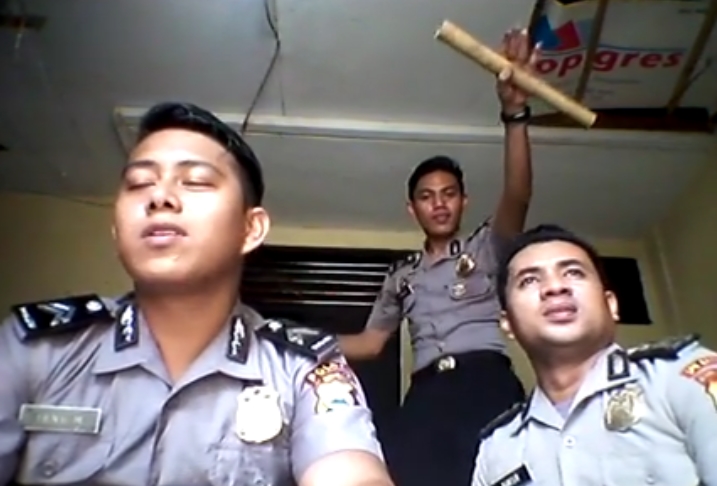 Video Ini Buktikan Polisi Juga Bisa Menghibur Masyarakat