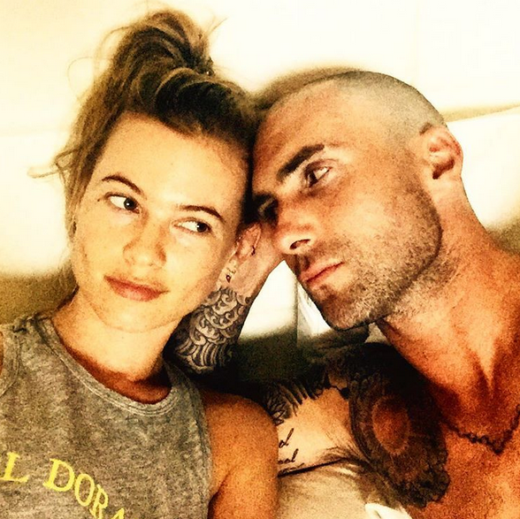 Bikin Iri, Kejutan Romantis Adam Levine untuk Istri